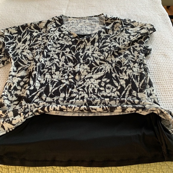 Flowered knit top. Open neck with peek of built-in tank - XL - Picture 2 of 7